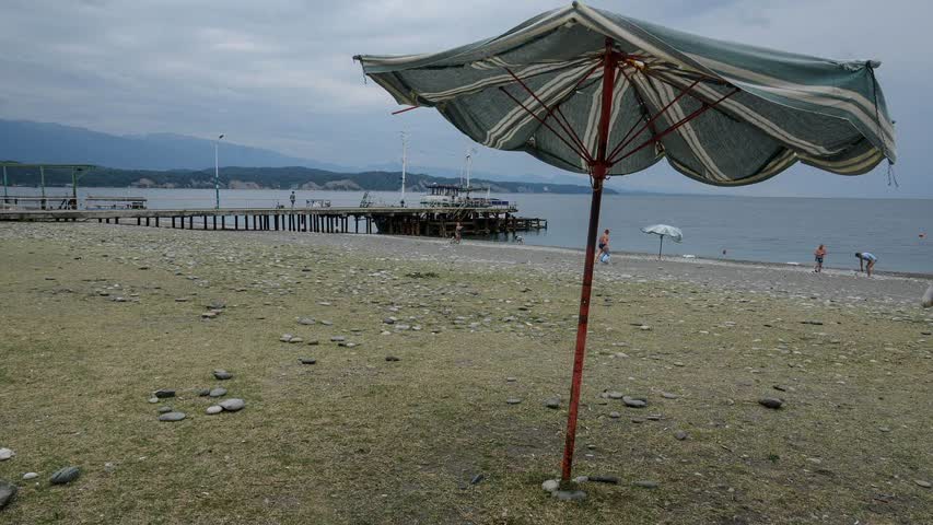Фото - Отдохнувшая в Абхазии туристка пожаловалась на «ломовые цены» и мусор в море
