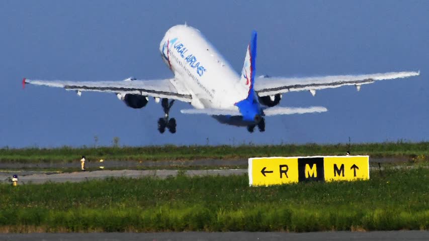 Фото - Российский самолет вернулся в аэропорт вылета из-за трещины в стекле