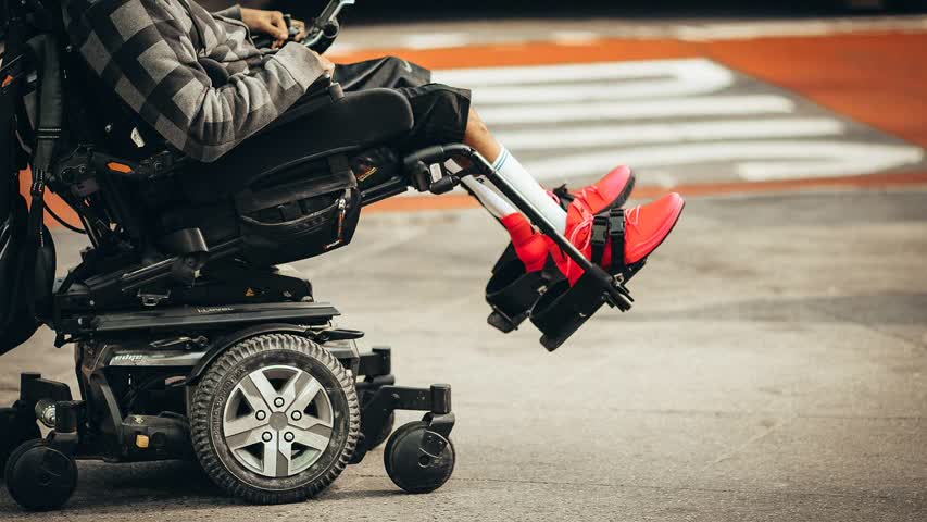 Фото - Сотрудники аэропорта сломали инвалидную коляску туриста и отказались извиняться